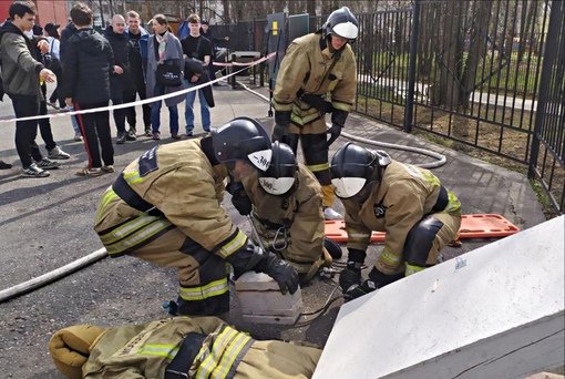 Вчера работники ПСЧ-300 #Мособлпожспас приняли участие в организации и проведении пожарно-спасательной эстафеты среди школьников
