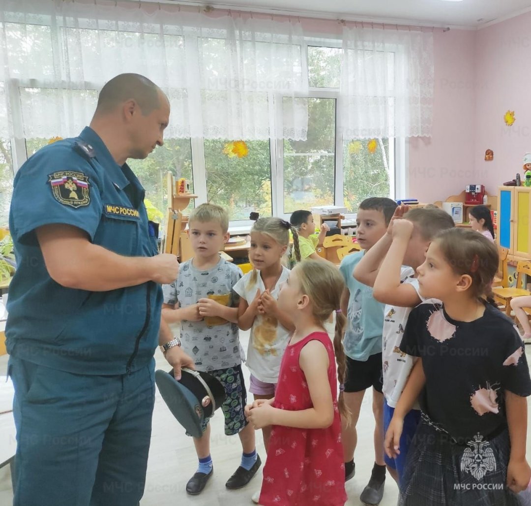 Сотрудники чрезвычайного ведомства проводят занятия в дошкольных учреждениях Озер